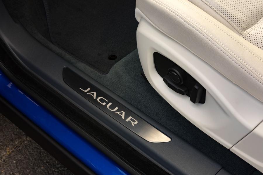 Детали интерьера Jaguar E-Pace P250 AWD 2018 года  (AU) (фото 20 из 23)